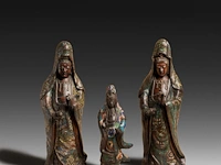 Six japanese champlevé enameled bronzes; three figures depicting kannon, a large pagoda shaped censer and two vases, signed, 19th/20thc, tallest h 92 cm - afbeelding 3 van  7