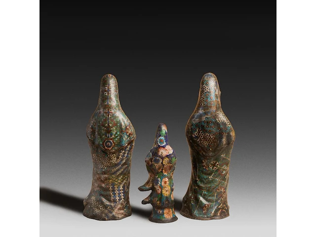 Six japanese champlevé enameled bronzes; three figures depicting kannon, a large pagoda shaped censer and two vases, signed, 19th/20thc, tallest h 92 cm - afbeelding 4 van  7