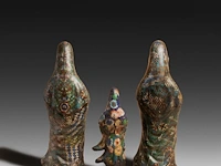 Six japanese champlevé enameled bronzes; three figures depicting kannon, a large pagoda shaped censer and two vases, signed, 19th/20thc, tallest h 92 cm - afbeelding 4 van  7