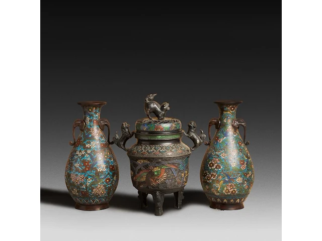 Six japanese champlevé enameled bronzes; three figures, one pair of vases and a censer, 19th/20thc, tallest h 48 cm - afbeelding 1 van  5