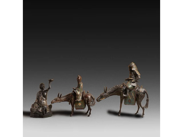Six japanese champlevé enameled bronzes; three figures, one pair of vases and a censer, 19th/20thc, tallest h 48 cm - afbeelding 2 van  5