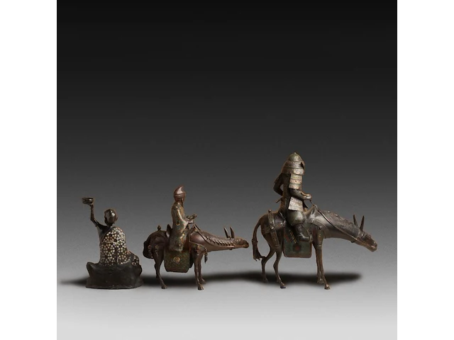 Six japanese champlevé enameled bronzes; three figures, one pair of vases and a censer, 19th/20thc, tallest h 48 cm - afbeelding 3 van  5