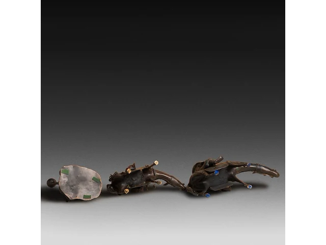 Six japanese champlevé enameled bronzes; three figures, one pair of vases and a censer, 19th/20thc, tallest h 48 cm - afbeelding 5 van  5