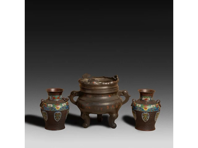 Six japanese champlevé enameled bronzes; three mounted figures, a pair of vases and a censer, 19th/20thc, tallest h 45 cm - afbeelding 2 van  6