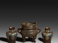 Six japanese champlevé enameled bronzes; three mounted figures, a pair of vases and a censer, 19th/20thc, tallest h 45 cm - afbeelding 2 van  6