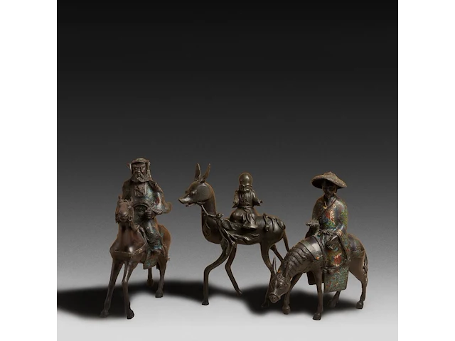 Six japanese champlevé enameled bronzes; three mounted figures, a pair of vases and a censer, 19th/20thc, tallest h 45 cm - afbeelding 3 van  6