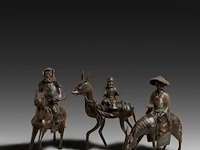 Six japanese champlevé enameled bronzes; three mounted figures, a pair of vases and a censer, 19th/20thc, tallest h 45 cm - afbeelding 3 van  6
