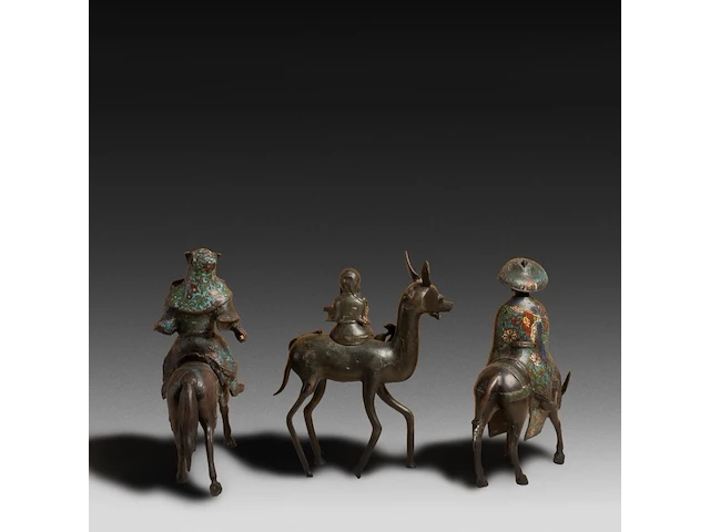 Six japanese champlevé enameled bronzes; three mounted figures, a pair of vases and a censer, 19th/20thc, tallest h 45 cm - afbeelding 4 van  6