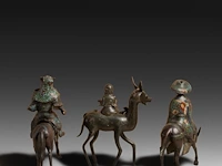 Six japanese champlevé enameled bronzes; three mounted figures, a pair of vases and a censer, 19th/20thc, tallest h 45 cm - afbeelding 4 van  6
