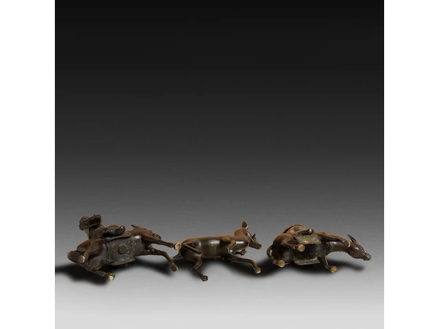 Six japanese champlevé enameled bronzes; three mounted figures, a pair of vases and a censer, 19th/20thc, tallest h 45 cm - afbeelding 5 van  6