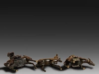 Six japanese champlevé enameled bronzes; three mounted figures, a pair of vases and a censer, 19th/20thc, tallest h 45 cm - afbeelding 5 van  6