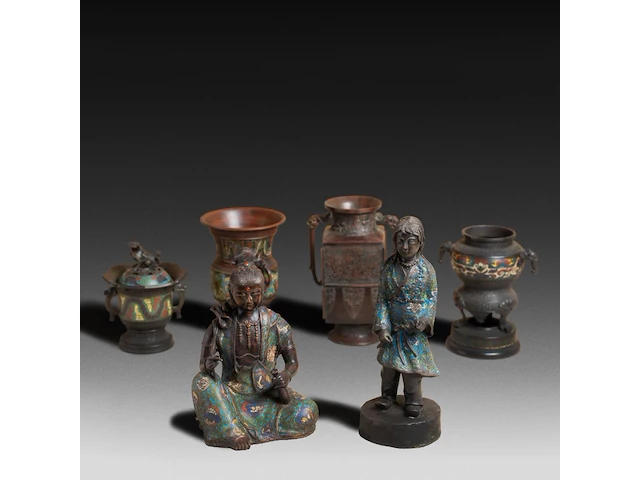 Six japanese champlevé enameled bronzes; two figures and four vases, 19th/20thc, tallest h 36,5 cm - afbeelding 1 van  7