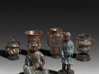 Six japanese champlevé enameled bronzes; two figures and four vases, 19th/20thc, tallest h 36,5 cm
