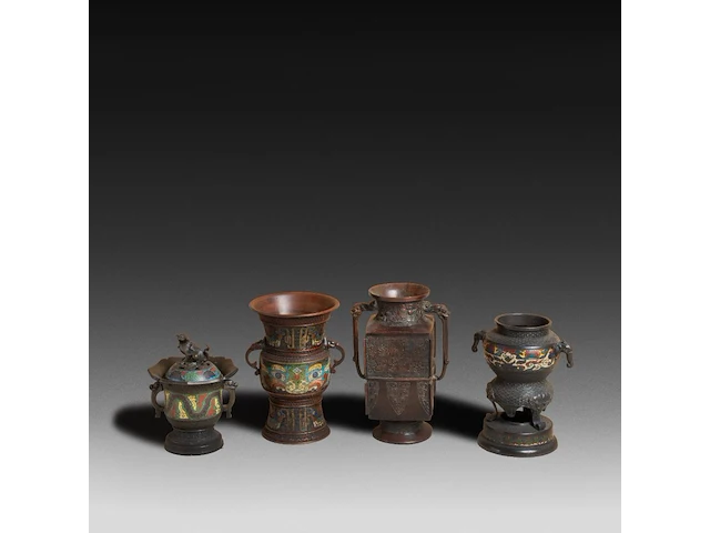Six japanese champlevé enameled bronzes; two figures and four vases, 19th/20thc, tallest h 36,5 cm - afbeelding 2 van  7