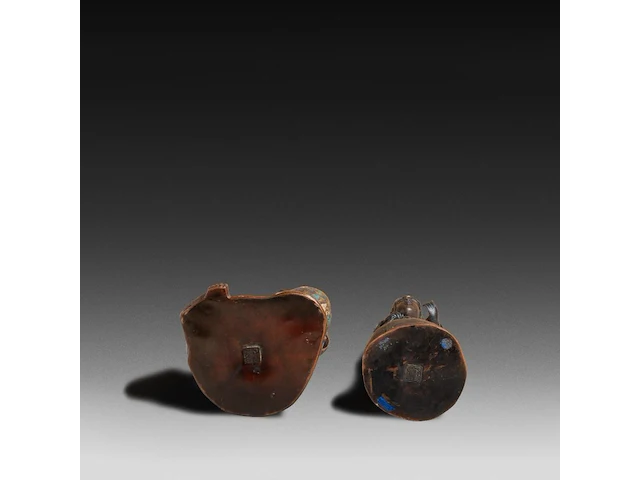 Six japanese champlevé enameled bronzes; two figures and four vases, 19th/20thc, tallest h 36,5 cm - afbeelding 5 van  7