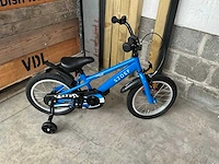 Sjoef race kinderfiets 16” blauw met zijwieltjes - afbeelding 1 van  9