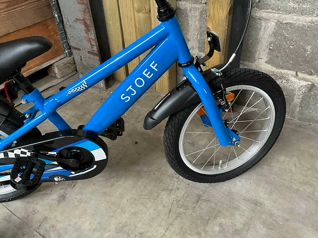 Sjoef race kinderfiets 16” blauw met zijwieltjes - afbeelding 3 van  9