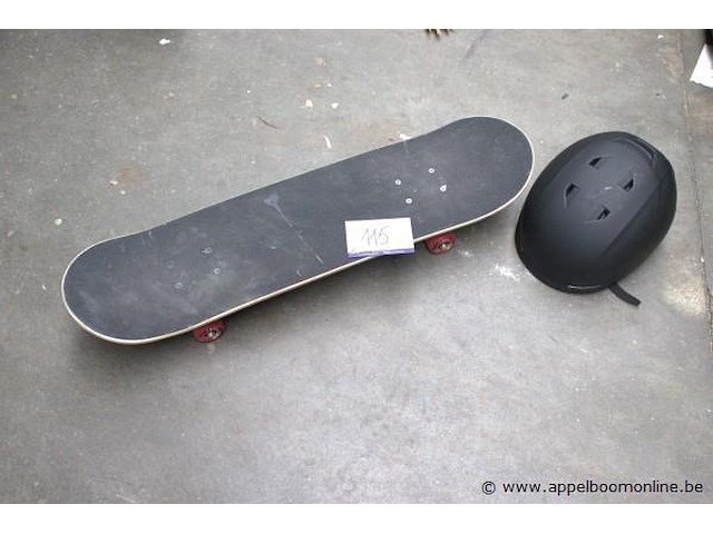 Skateboard plus helm - afbeelding 1 van  2