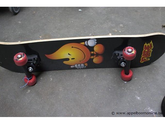 Skateboard plus helm - afbeelding 2 van  2