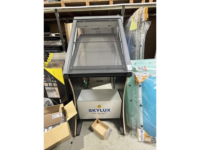 Skylux demo-stand incl venster - afbeelding 1 van  2