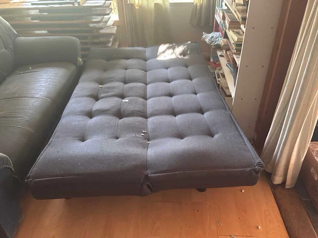 Slaapbank en 2 zetels, tafel en stoelen - afbeelding 3 van  7