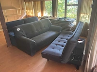 Slaapbank en 2 zetels, tafel en stoelen