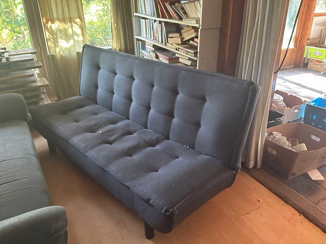 Slaapbank en 2 zetels, tafel en stoelen - afbeelding 2 van  7