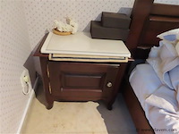 Slaapkamer bestaande uit 5-deurs kleerkast, bed en nachtkastje - afbeelding 4 van  4