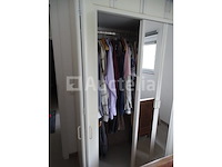 Slaapkamer (kledingkast, bed, 2 boxsprings, 1 matras, 1 ladekast) - afbeelding 4 van  9