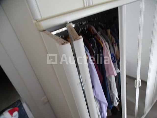Slaapkamer (kledingkast, bed, 2 boxsprings, 1 matras, 1 ladekast) - afbeelding 5 van  9