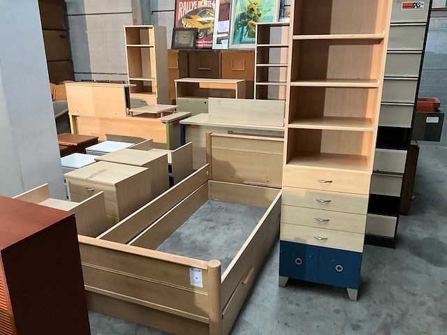 Slaapkamerset in hout - afbeelding 1 van  7