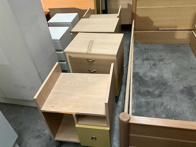 Slaapkamerset in hout - afbeelding 2 van  7