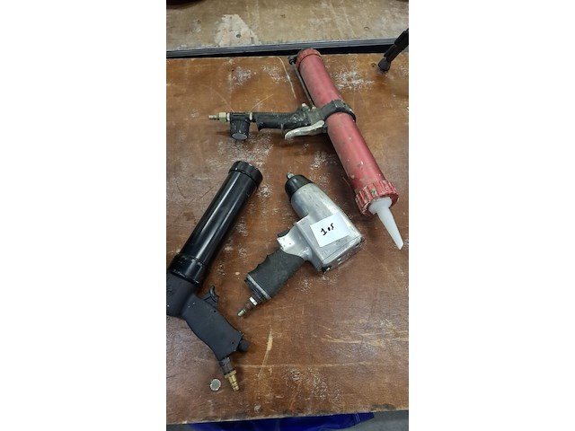 Slagmoersleutel en 2 siliconespuiten - afbeelding 1 van  1