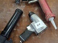 Slagmoersleutel en 2 siliconespuiten - afbeelding 1 van  1