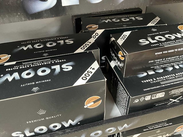 Sloow display met diverse sigaretten filters etc. - afbeelding 2 van  14