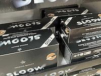 Sloow display met diverse sigaretten filters etc. - afbeelding 2 van  14