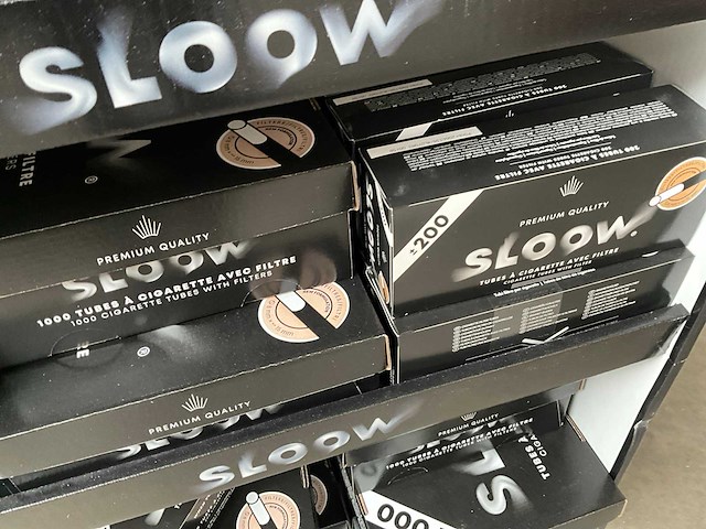 Sloow display met diverse sigaretten filters etc. - afbeelding 3 van  14