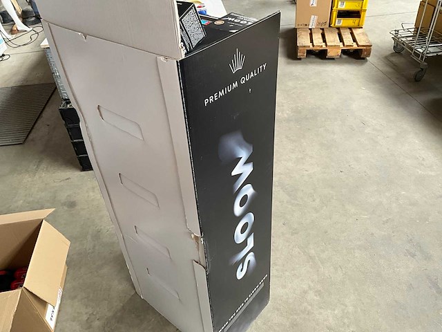 Sloow display met diverse sigaretten filters etc. - afbeelding 5 van  14