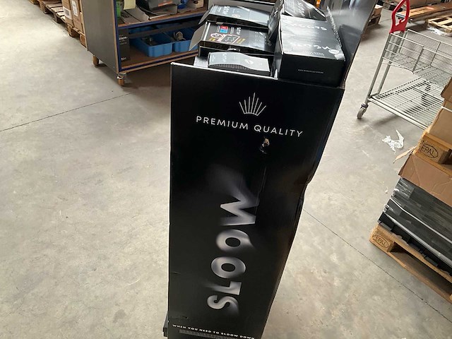 Sloow display met diverse sigaretten filters etc. - afbeelding 6 van  14