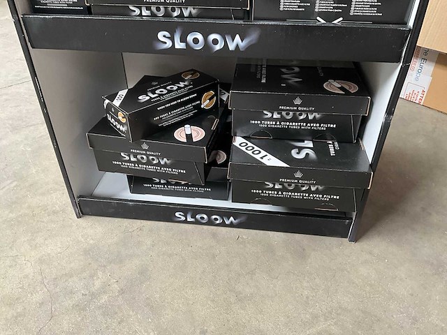 Sloow display met diverse sigaretten filters etc. - afbeelding 11 van  14