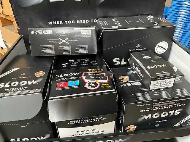 Sloow display met diverse sigaretten filters etc. - afbeelding 13 van  14