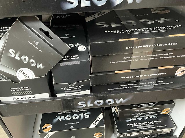 Sloow display met diverse sigaretten filters etc. - afbeelding 14 van  14
