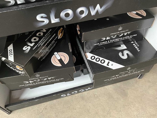 Sloow display met diverse sigaretten filters etc. - afbeelding 4 van  12