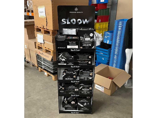Sloow display met diverse sigaretten filters etc. - afbeelding 1 van  12