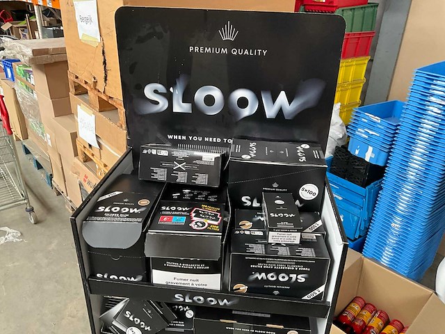 Sloow display met diverse sigaretten filters etc. - afbeelding 5 van  12