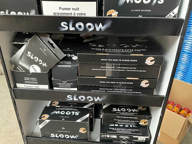 Sloow display met diverse sigaretten filters etc. - afbeelding 6 van  12