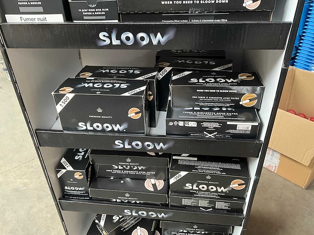 Sloow display met diverse sigaretten filters etc. - afbeelding 7 van  12