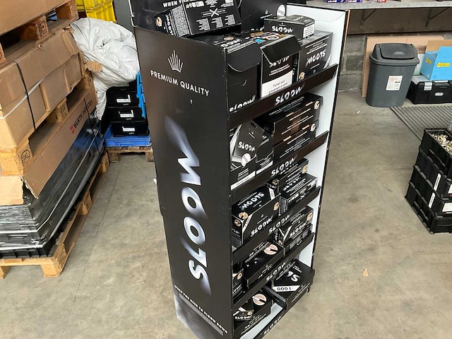 Sloow display met diverse sigaretten filters etc. - afbeelding 10 van  12