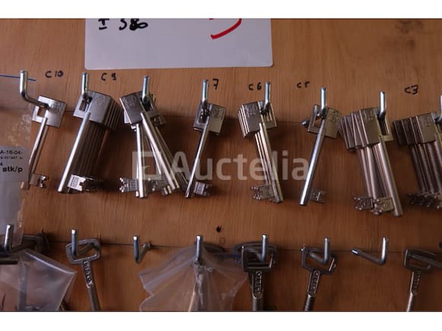 Slotenmaker - blanco sleutels + hangslot - afbeelding 3 van  15