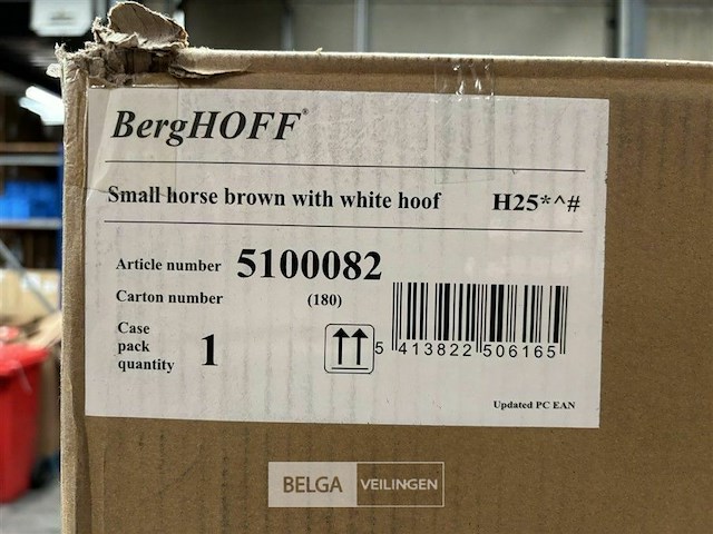 Small horsee brown with white hoof - afbeelding 3 van  3